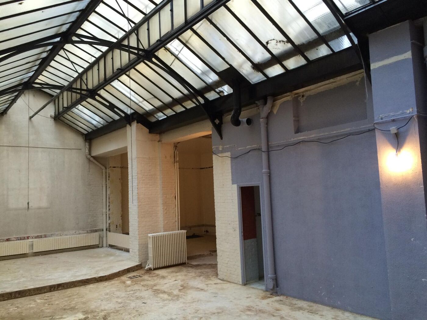 La Verrière dans son état d'origine, avant rénovation, charpente métallique et briques apparentes