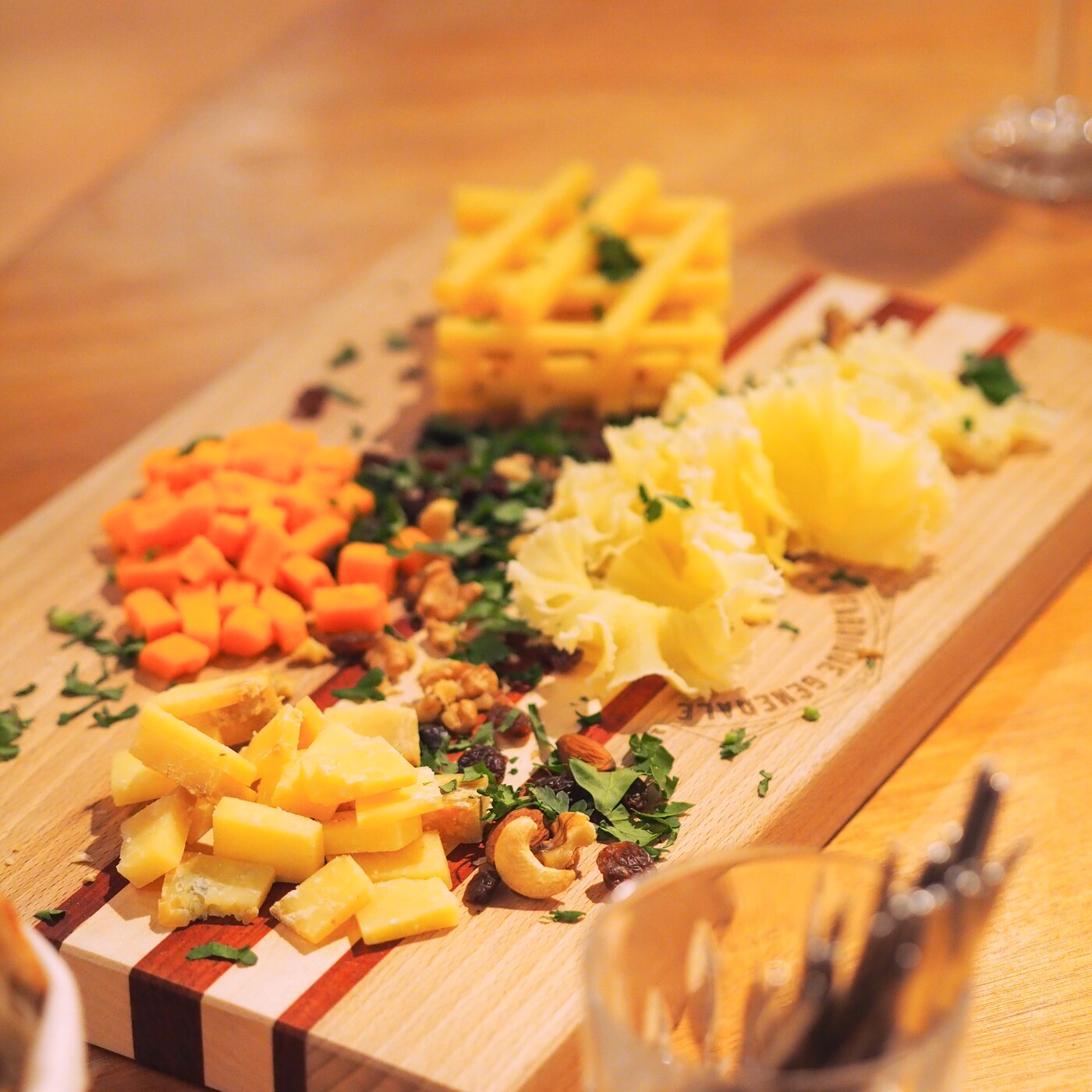 Planche de fromages, légumes croquants et fruits secs coupés minute sur le bar de La Fabrique Générale