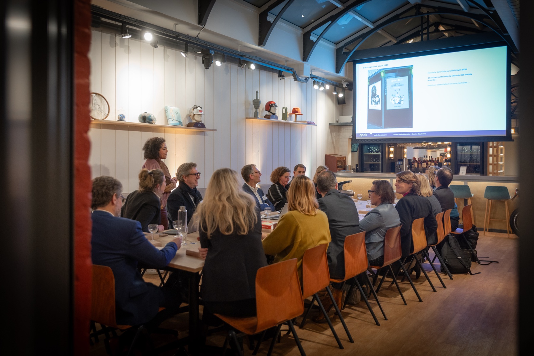 Séminaire à La Fabrique Générale · grande tablée sous la verrière, écran de projection au-dessus du bar, intervenante au pupitre